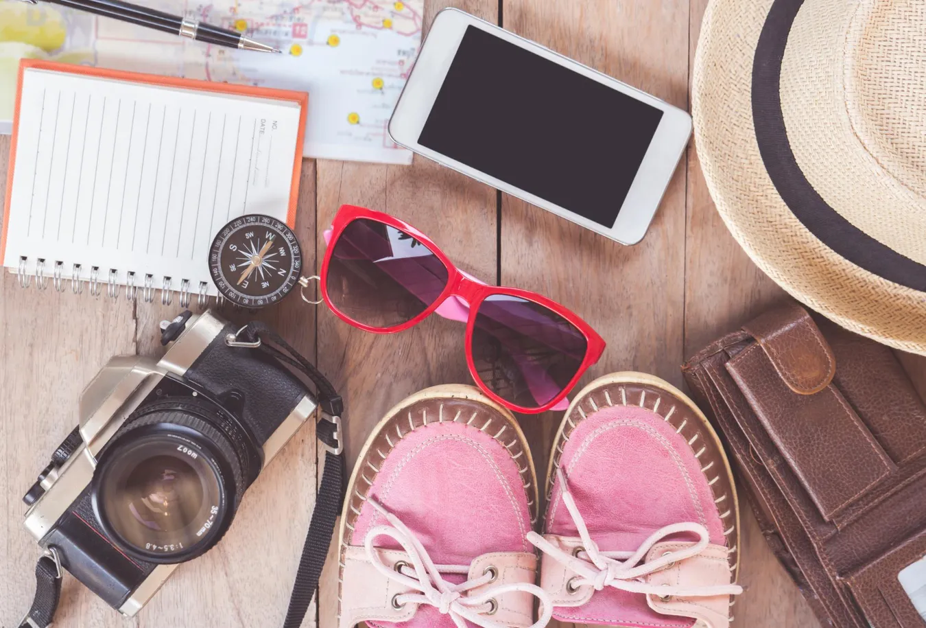 Cestovná výbava na dovolenku – mapa, mobil, okuliare, topánky