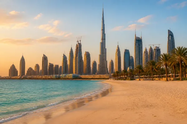 Panoráma Dubaja s mrakodrapmi a plážou pri západe slnka