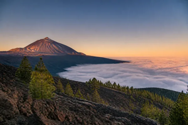 Sopka Teide nad morom oblakov pri východe slnka