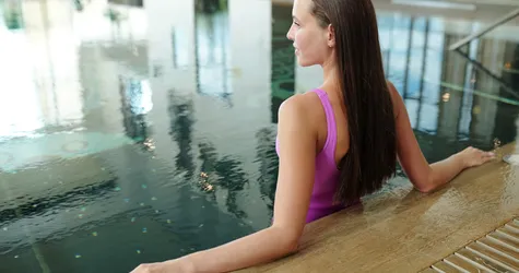 Žena relaxujúca v krytom termálnom bazéne